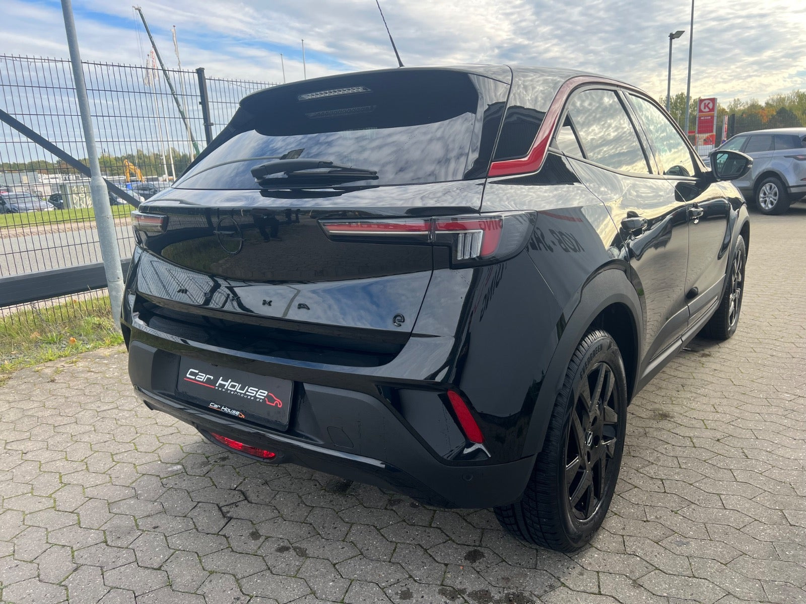 Sort Opel Mokka-e fra 2023