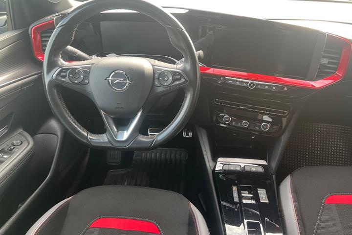 Sort Opel Mokka-e fra 2023