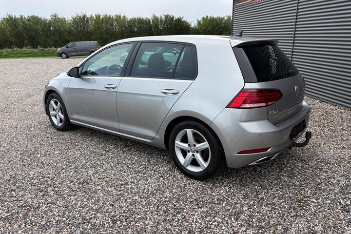 Orange VW Golf VII fra 2018