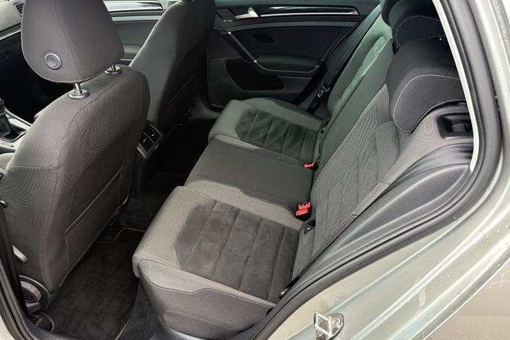 Orange VW Golf VII fra 2018