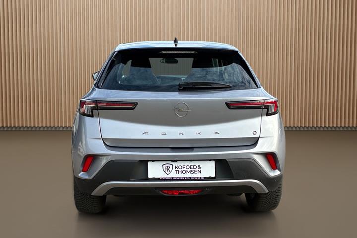 Grå Opel Mokka-e fra 2024