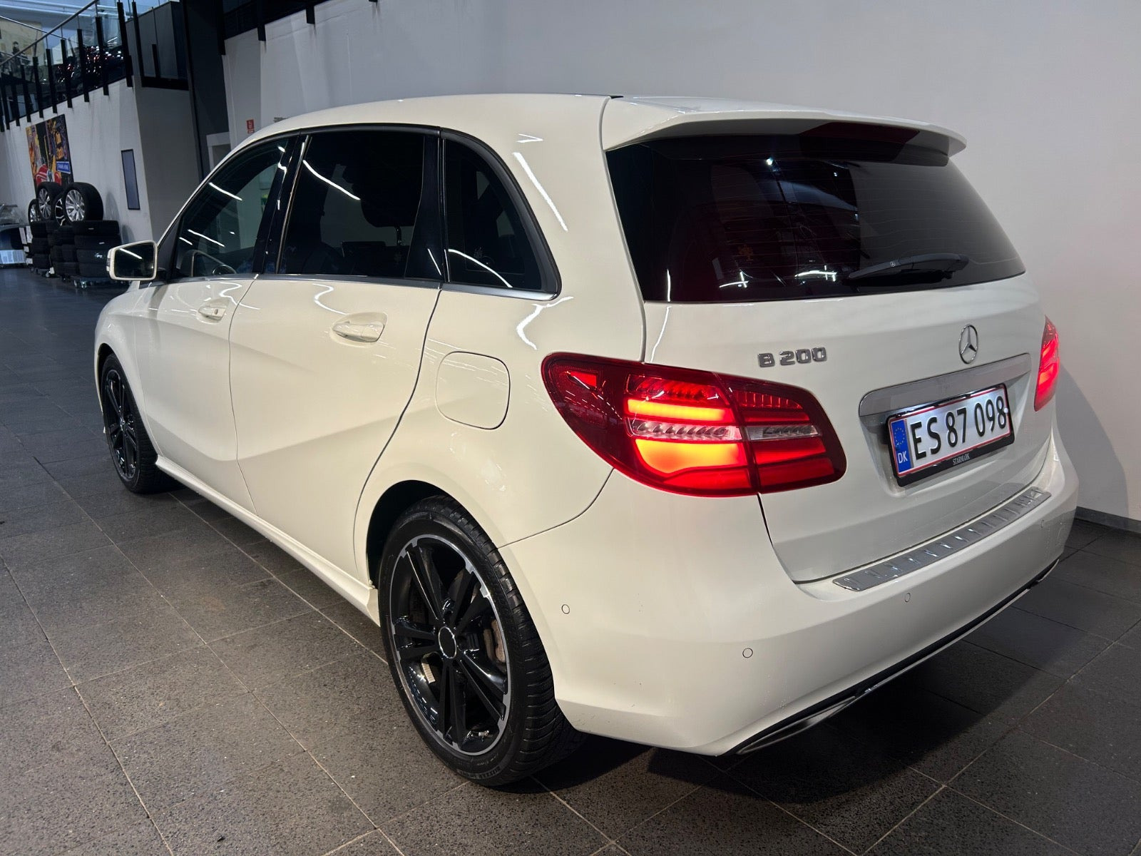 Hvid Mercedes B200 fra 2018