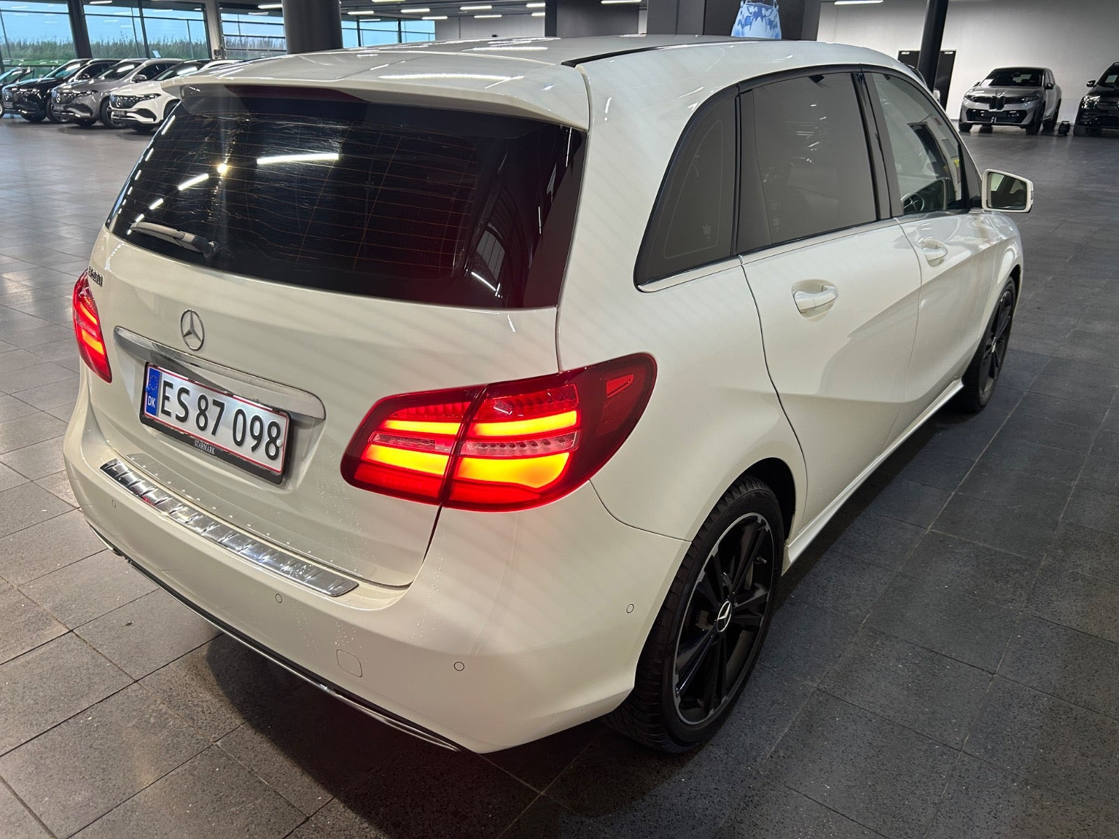 Hvid Mercedes B200 fra 2018