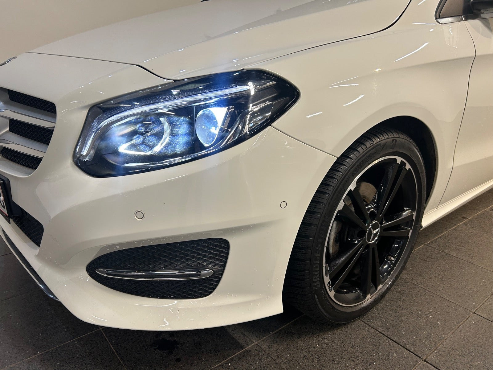 Hvid Mercedes B200 fra 2018