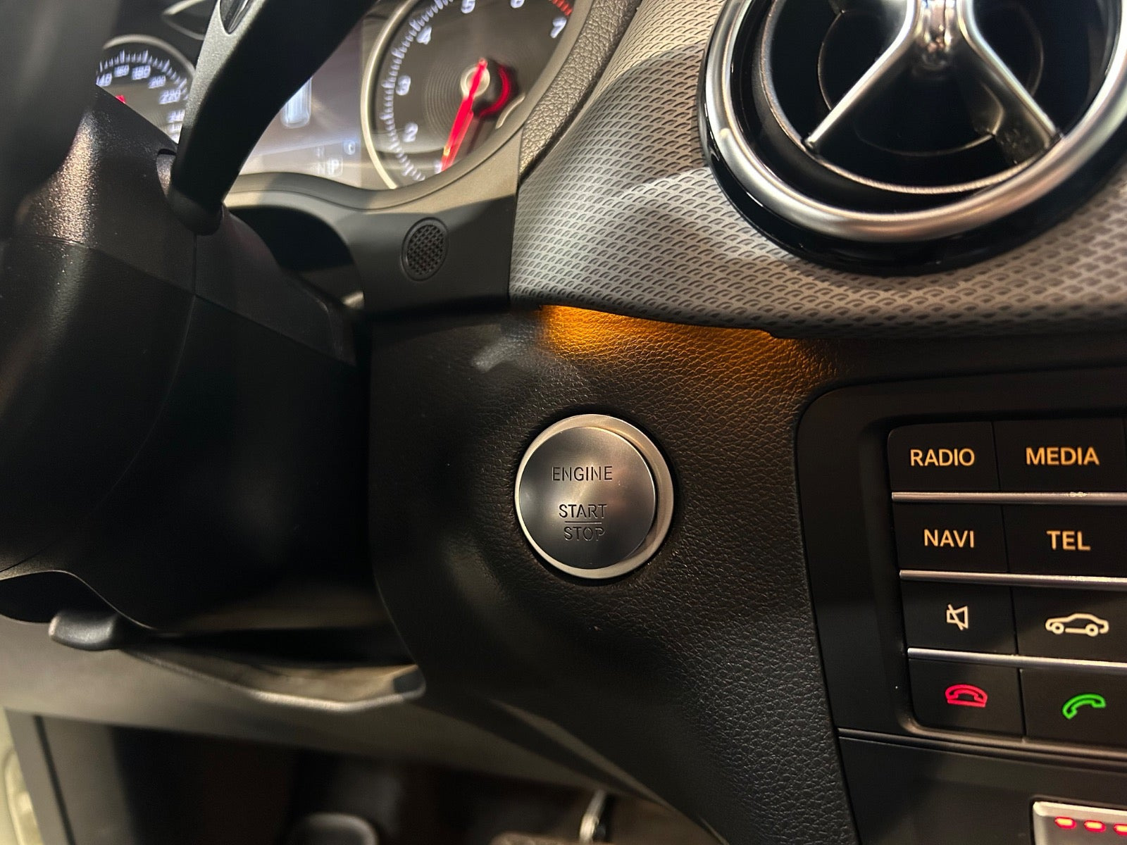 Hvid Mercedes B200 fra 2018