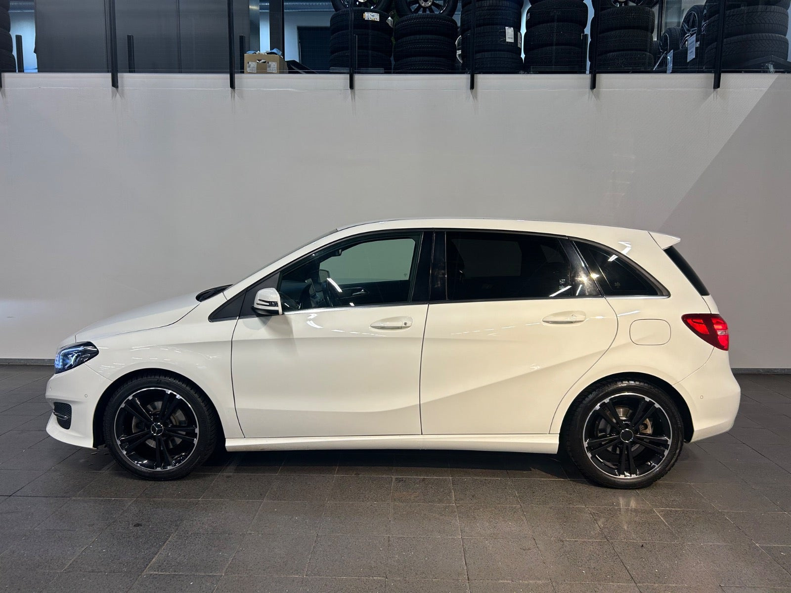 Hvid Mercedes B200 fra 2018