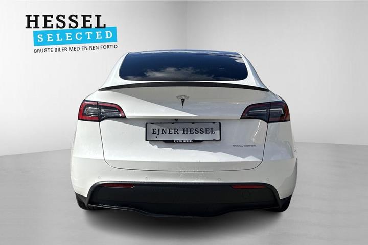 Hvid Tesla Model Y fra 2022