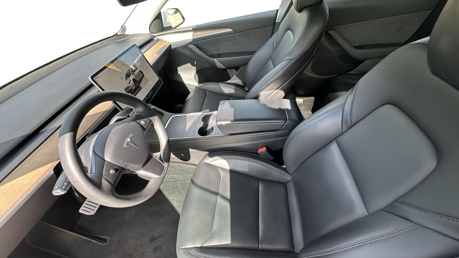 Hvid Tesla Model Y fra 2022