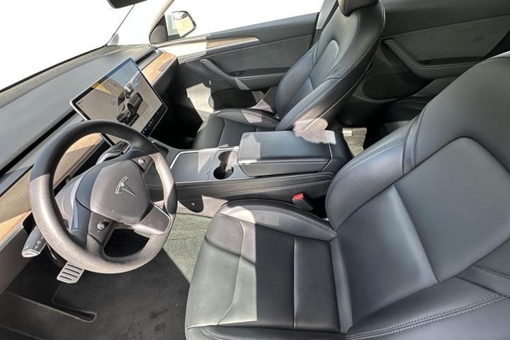 Hvid Tesla Model Y fra 2022