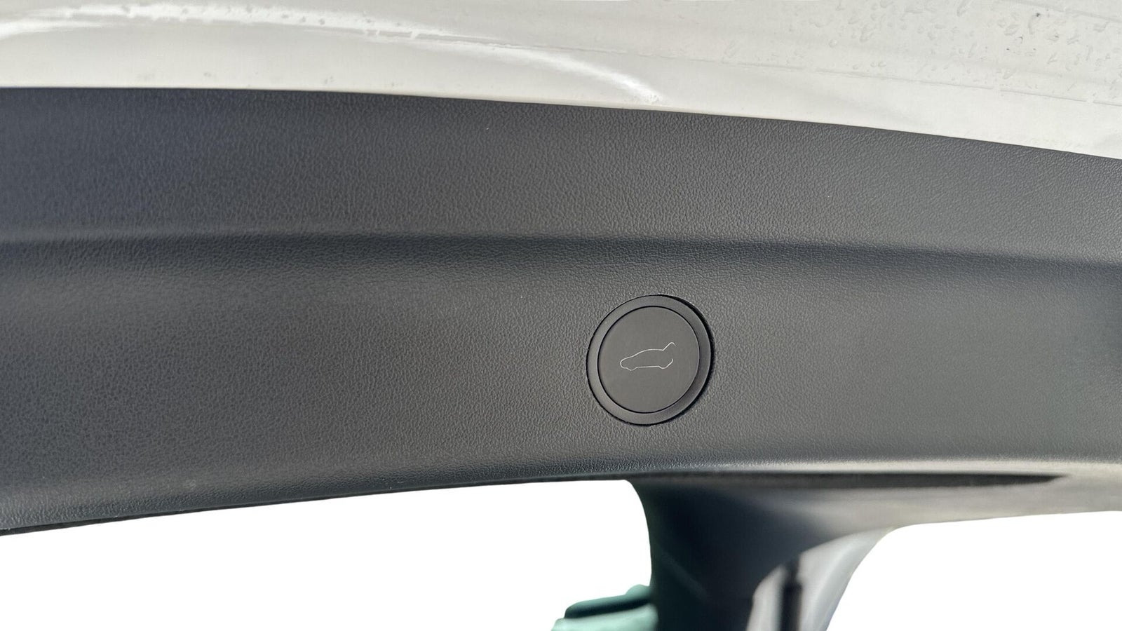 Hvid Tesla Model Y fra 2022