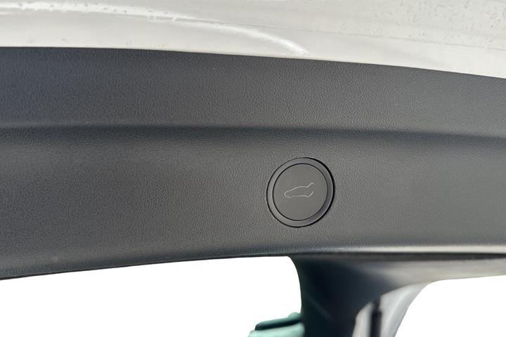 Hvid Tesla Model Y fra 2022