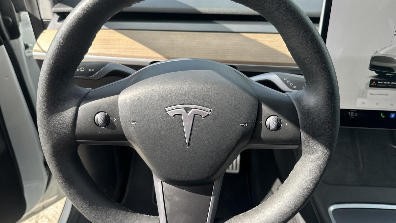 Hvid Tesla Model Y fra 2022