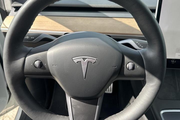Hvid Tesla Model Y fra 2022