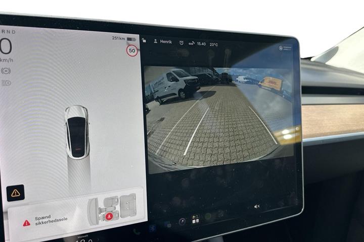 Hvid Tesla Model Y fra 2022