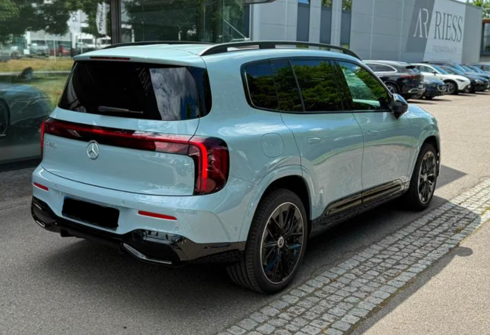 Blå Mercedes GLB250+ fra 2026