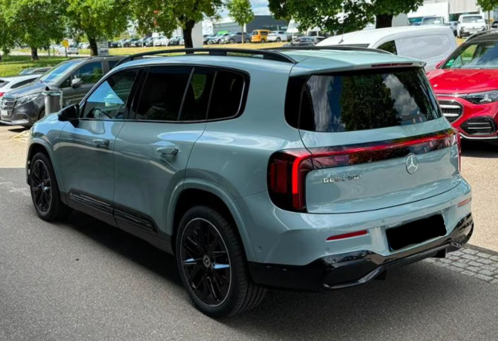 Blå Mercedes GLB250+ fra 2026