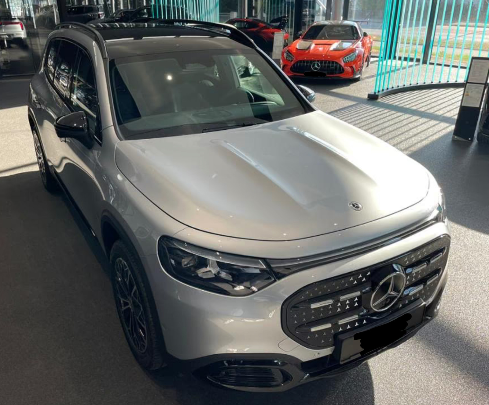 Sølv Mercedes GLB250+ fra 2026