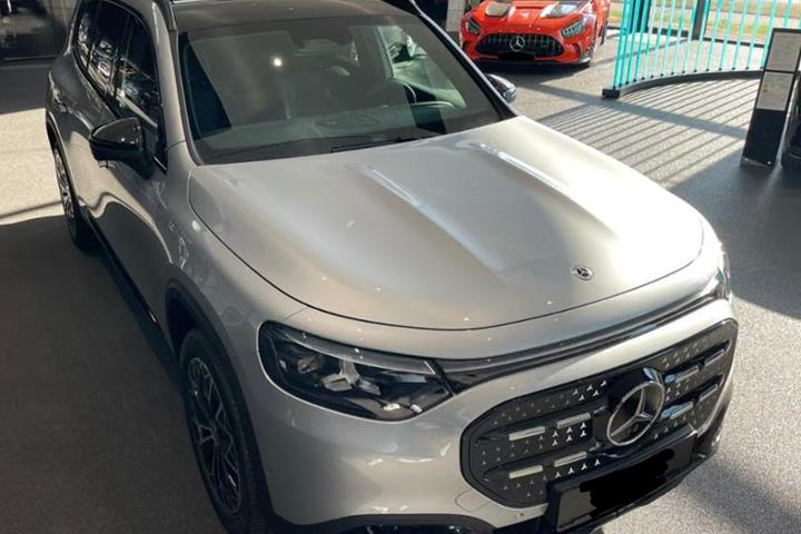 Sølv Mercedes GLB250+ fra 2026