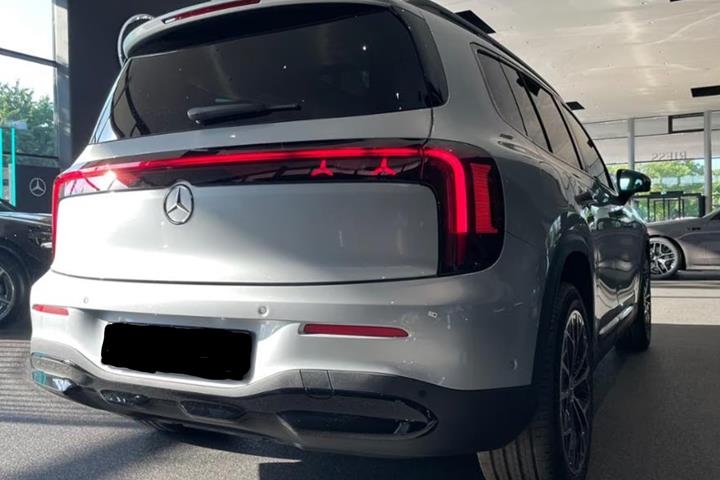 Sølv Mercedes GLB250+ fra 2026