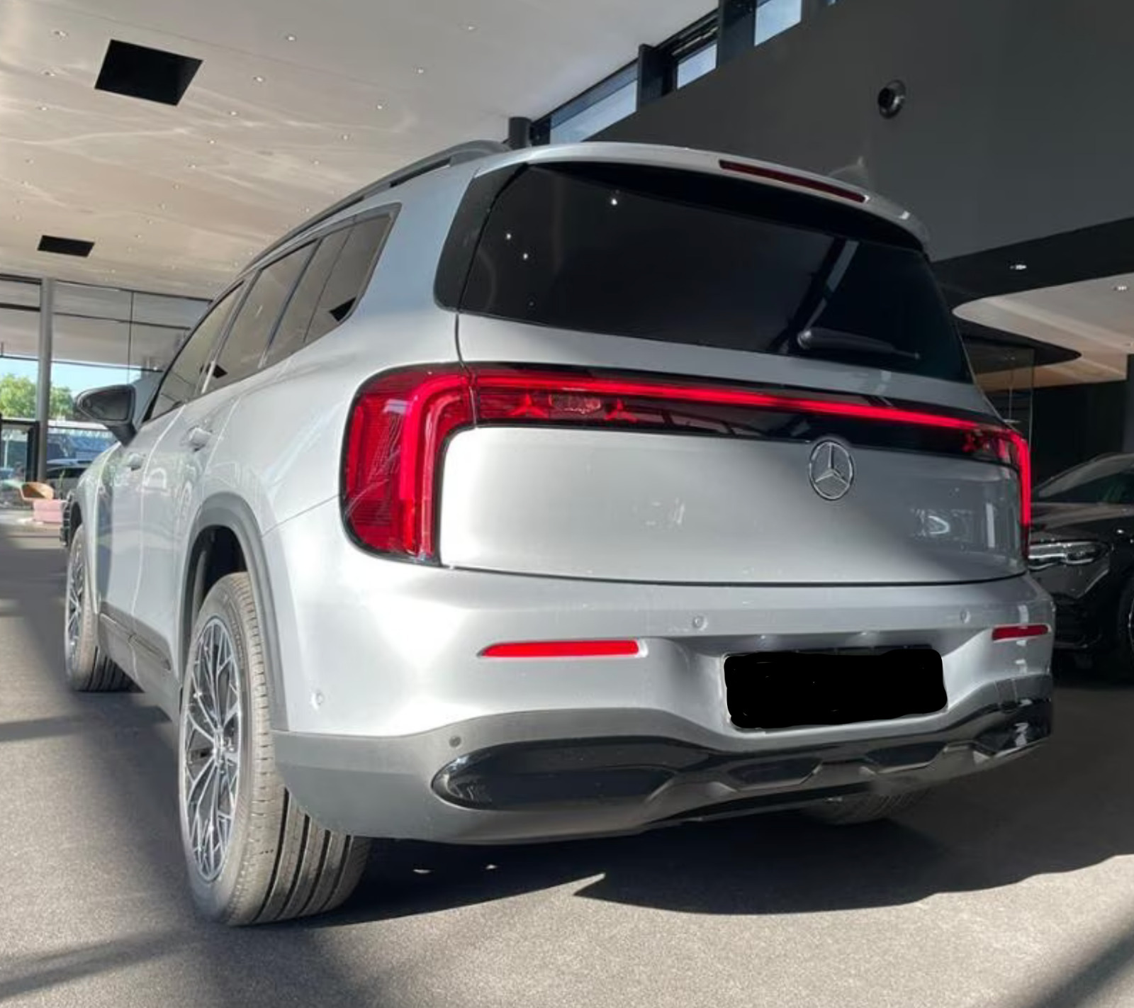 Sølv Mercedes GLB250+ fra 2026