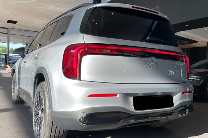 Sølv Mercedes GLB250+ fra 2026