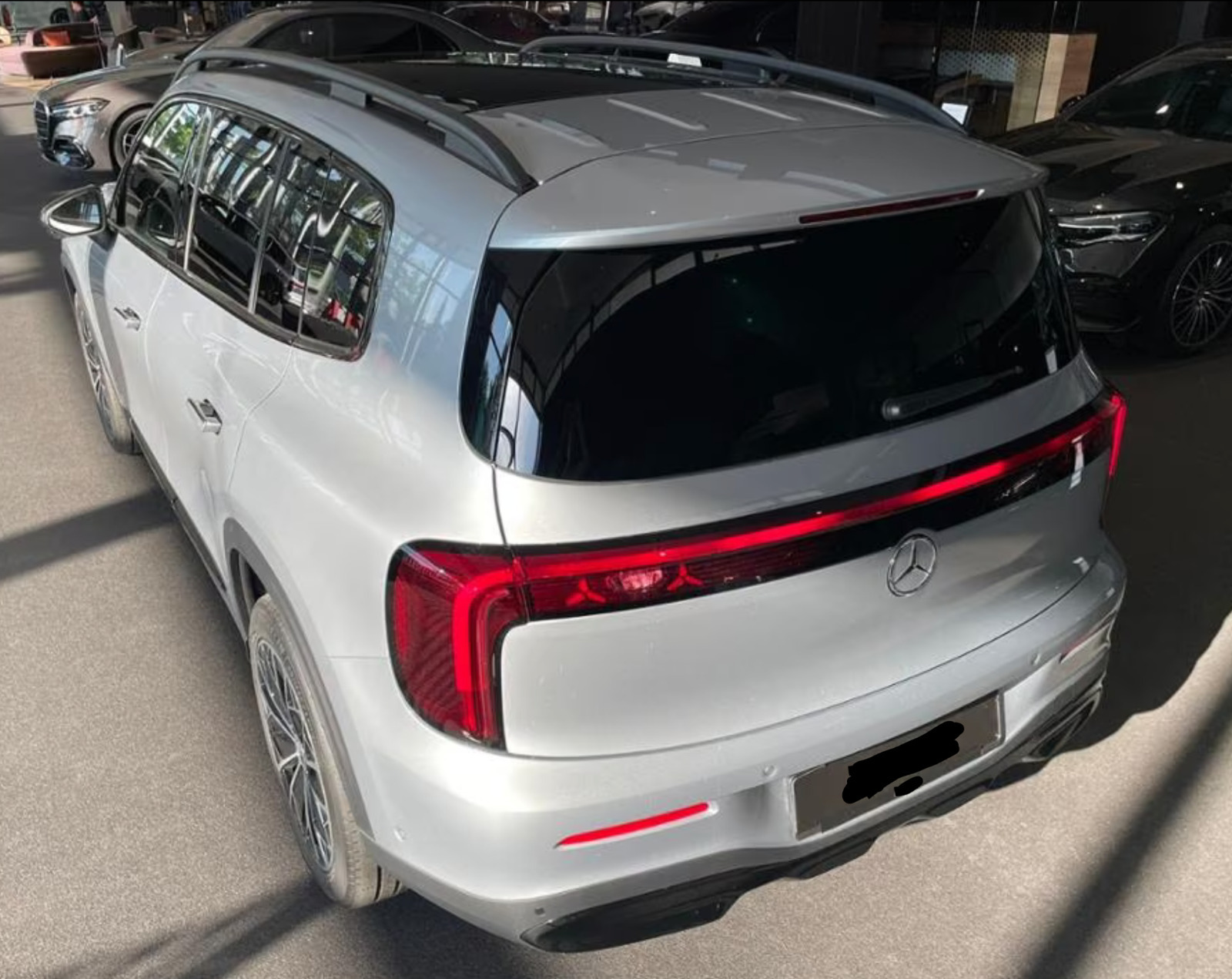 Sølv Mercedes GLB250+ fra 2026