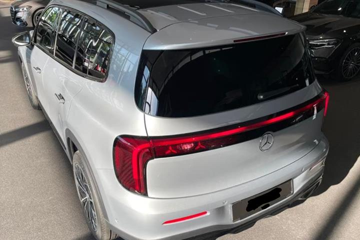 Sølv Mercedes GLB250+ fra 2026