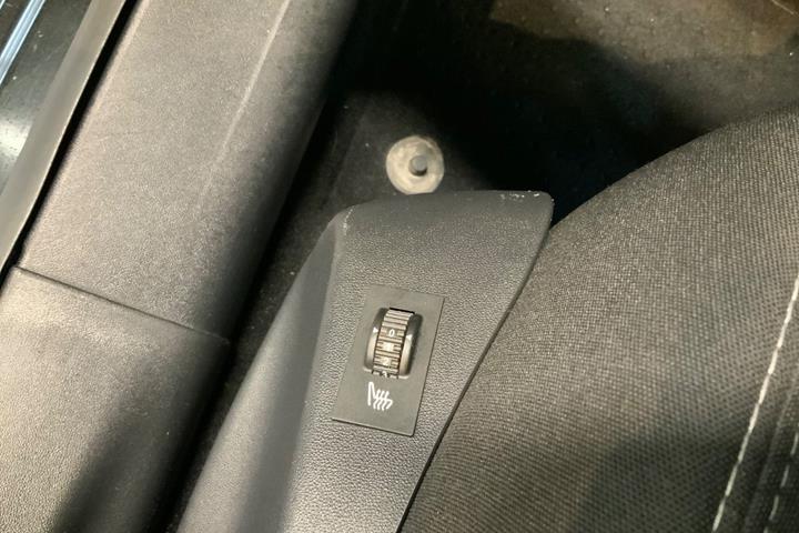 Sort Peugeot 2008 fra 2018