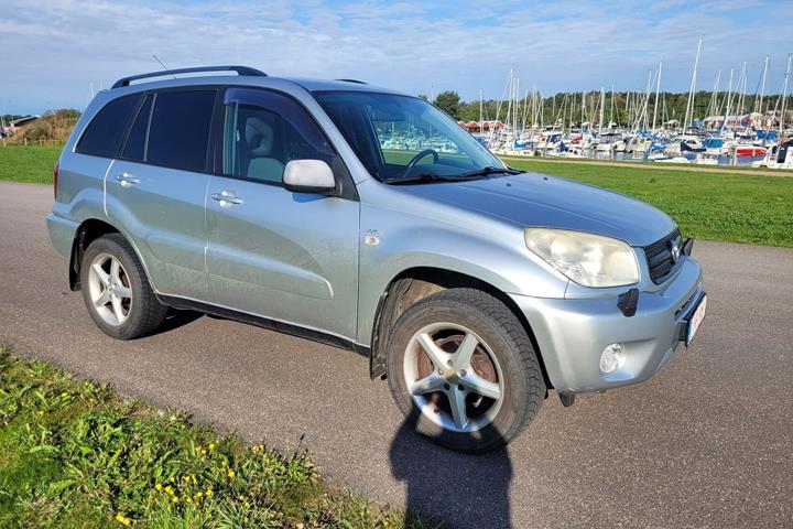Grå Toyota RAV4 fra 2005