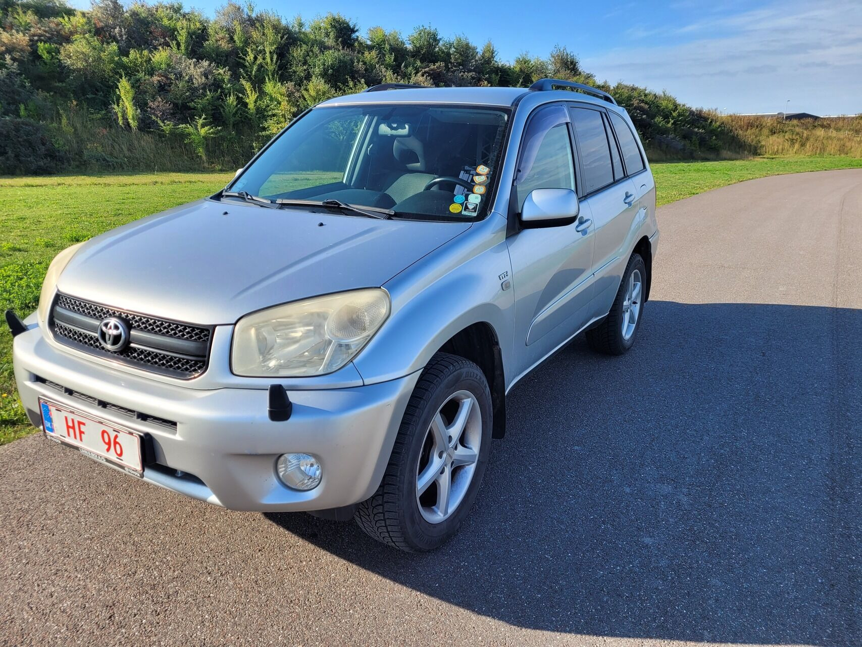 Grå Toyota RAV4 fra 2005
