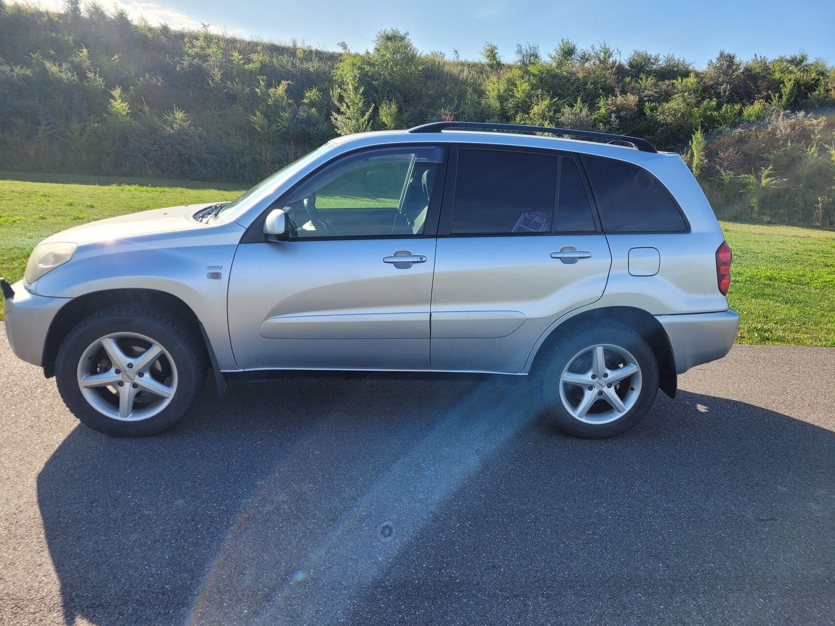 Grå Toyota RAV4 fra 2005