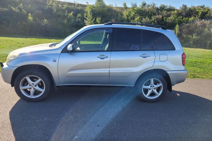 Grå Toyota RAV4 fra 2005