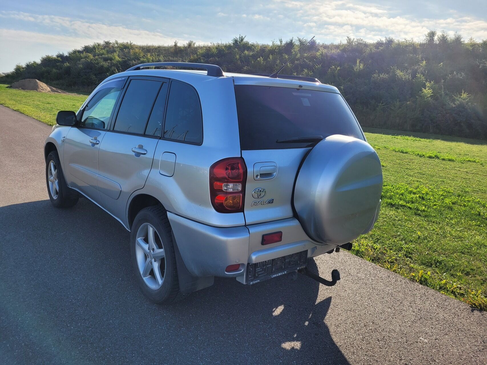 Grå Toyota RAV4 fra 2005