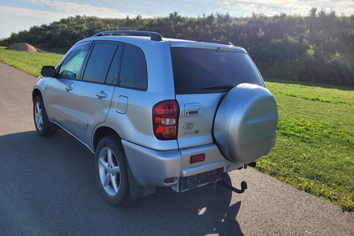 Grå Toyota RAV4 fra 2005