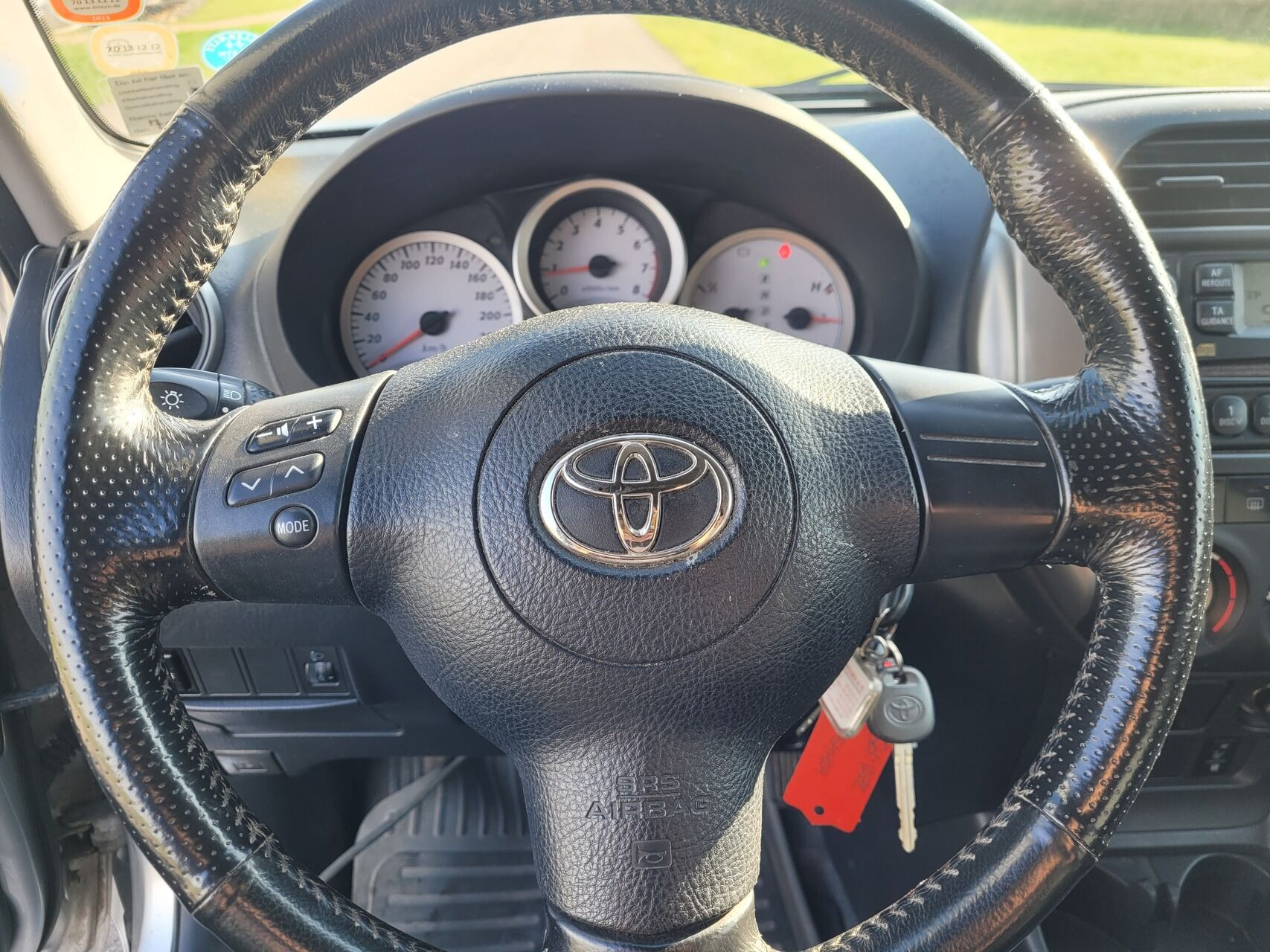 Grå Toyota RAV4 fra 2005