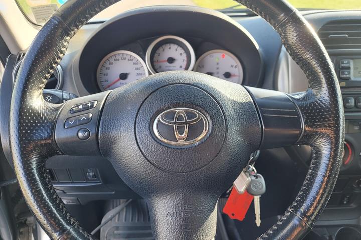 Grå Toyota RAV4 fra 2005