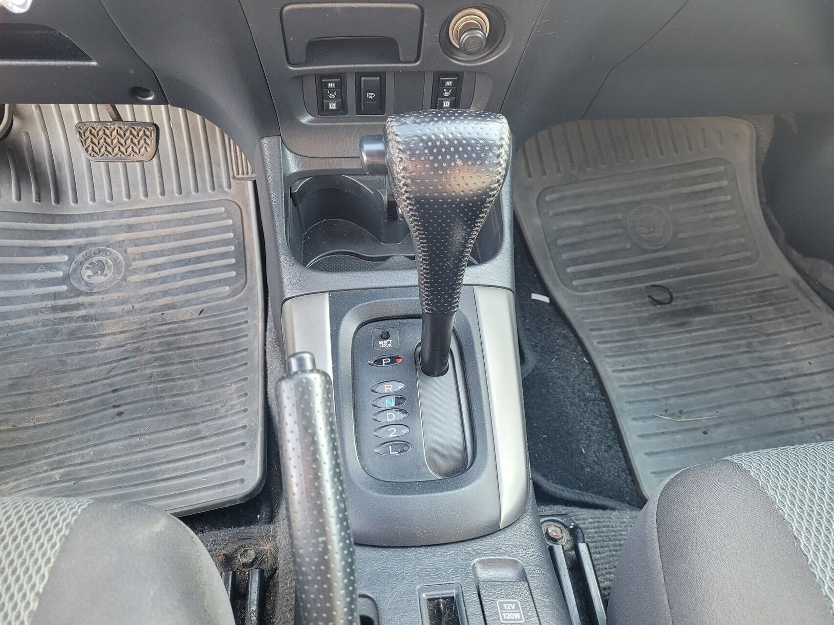 Grå Toyota RAV4 fra 2005
