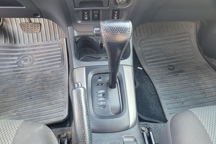 Grå Toyota RAV4 fra 2005