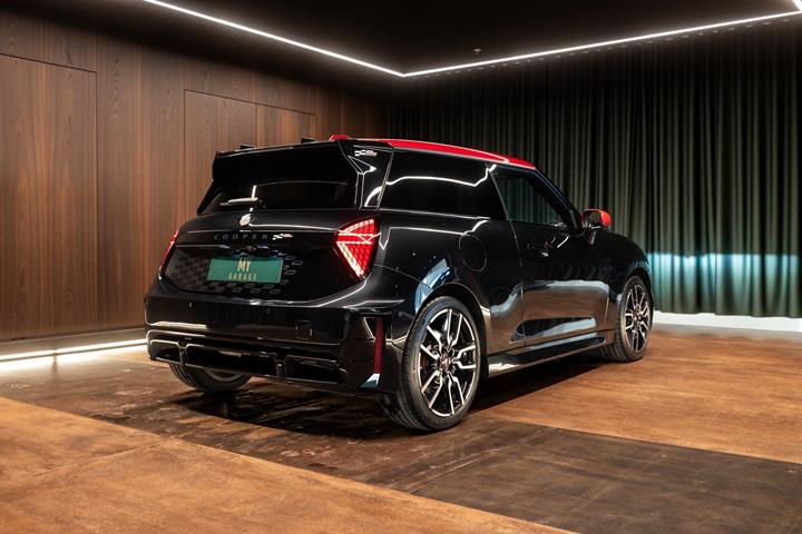 Sort Mini Cooper E fra 2025