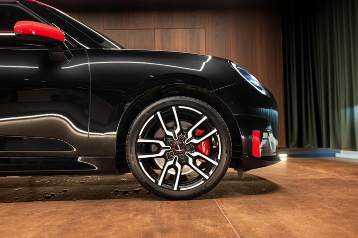 Sort Mini Cooper E fra 2025