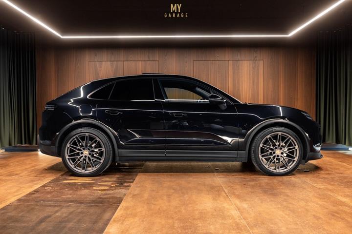 Sort Porsche Macan 4 fra 2025