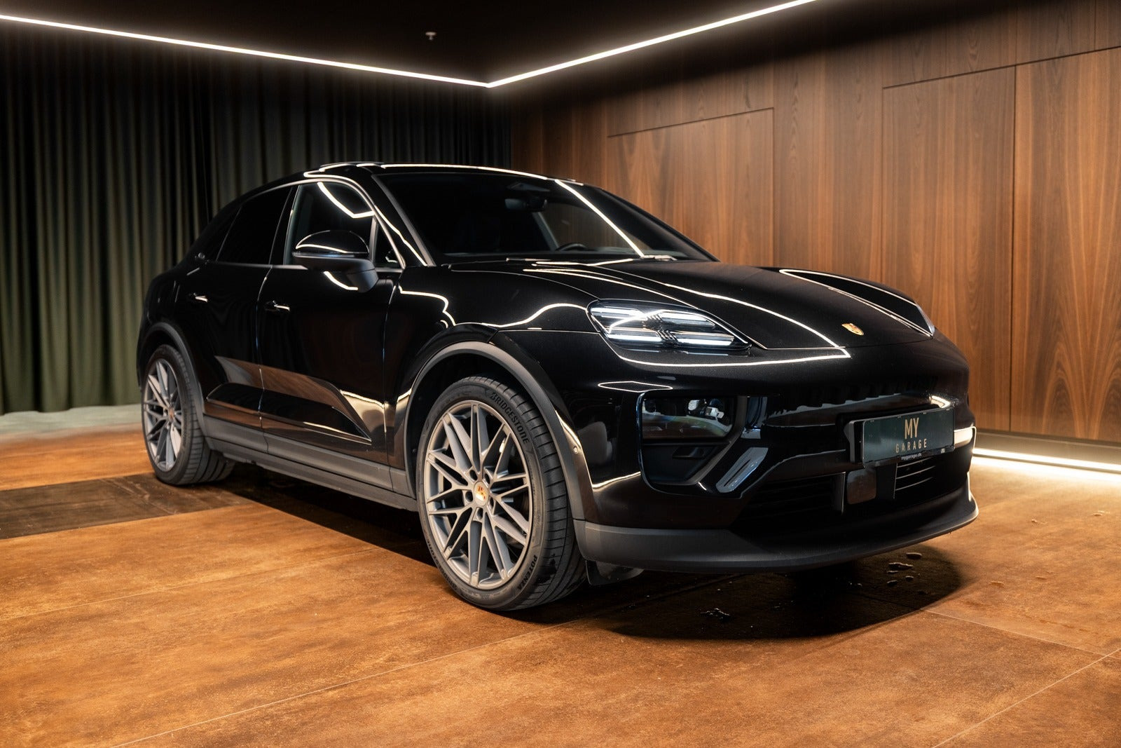Sort Porsche Macan 4 fra 2025