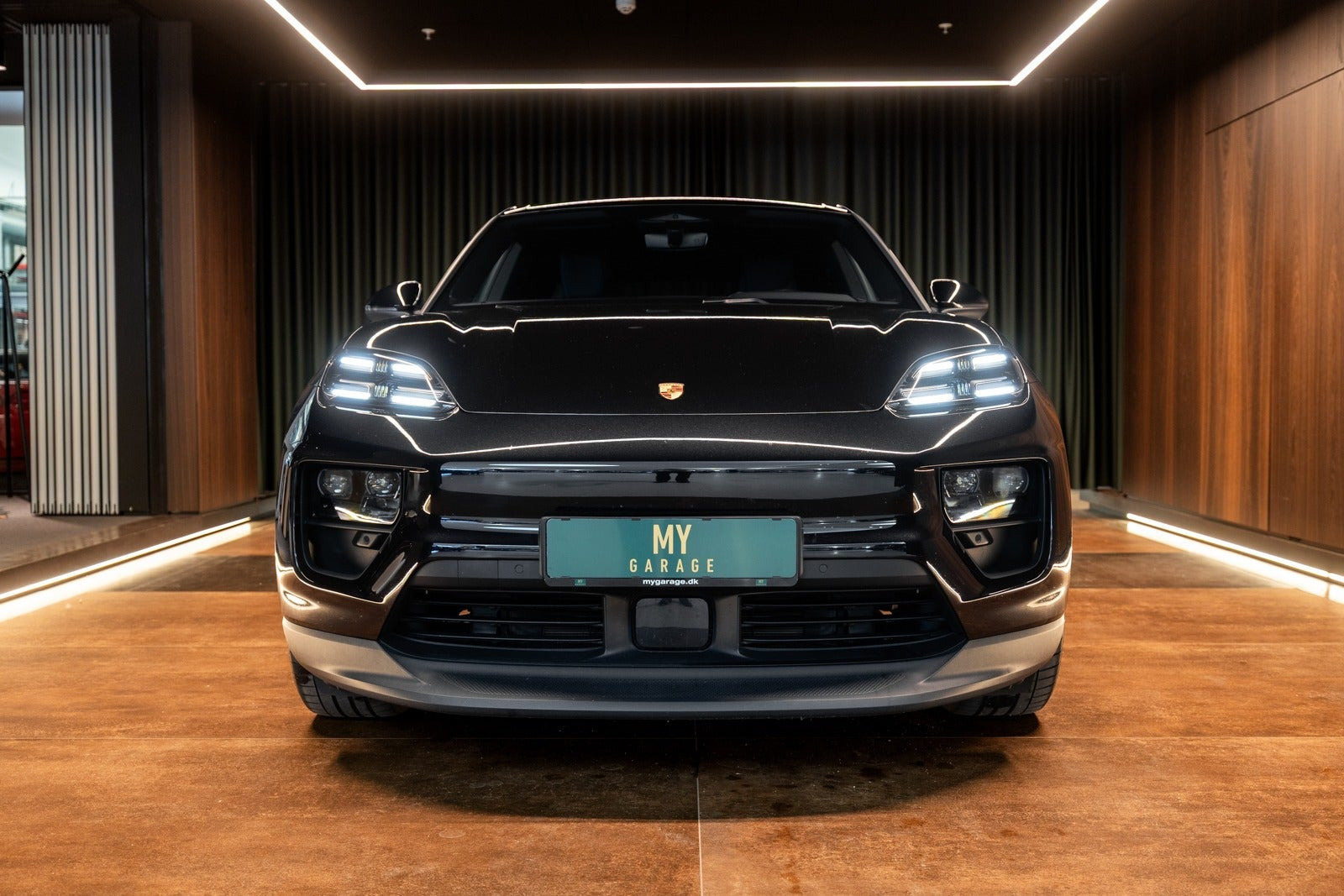 Sort Porsche Macan 4 fra 2025