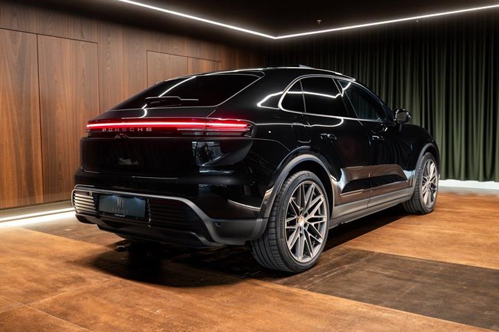 Sort Porsche Macan 4 fra 2025