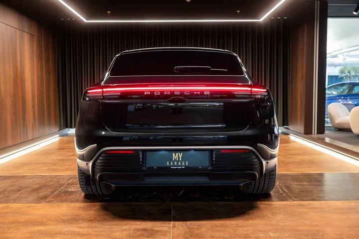 Sort Porsche Macan 4 fra 2025