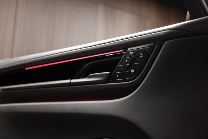 Sort Porsche Macan 4 fra 2025
