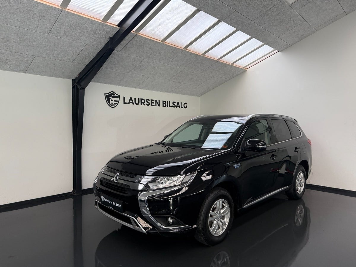 Sort Mitsubishi Outlander fra 2020