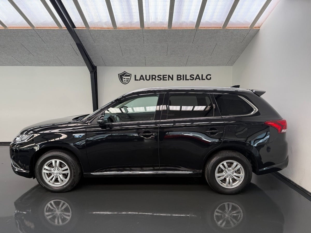 Sort Mitsubishi Outlander fra 2020
