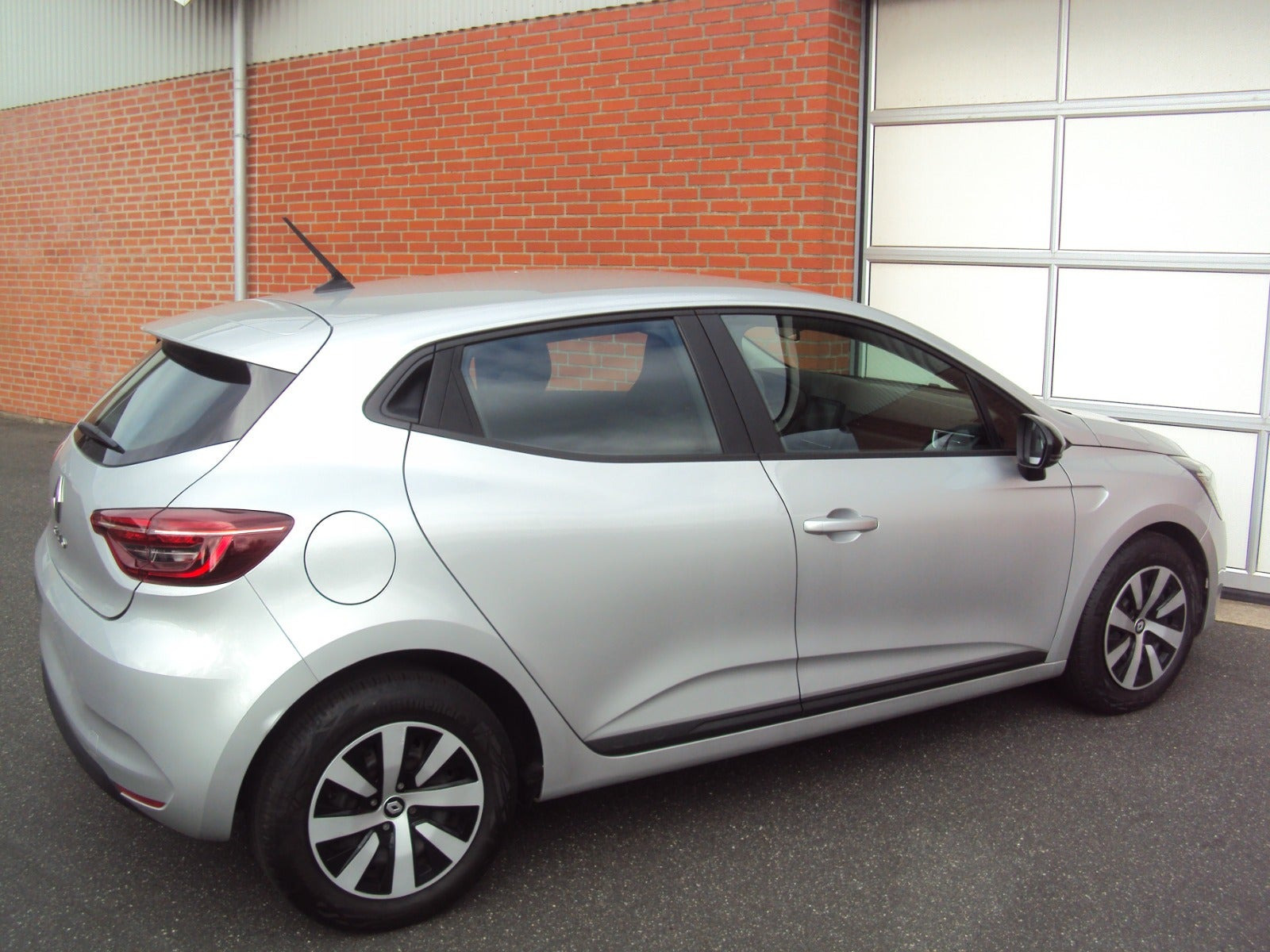 Sølv Renault Clio V fra 2023