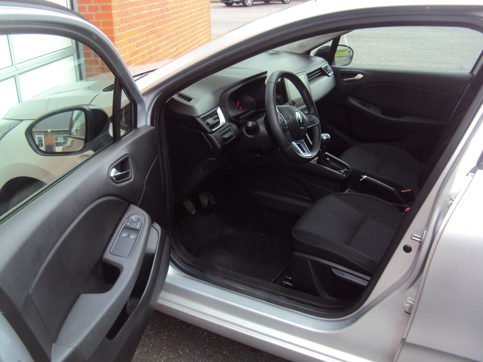 Sølv Renault Clio V fra 2023